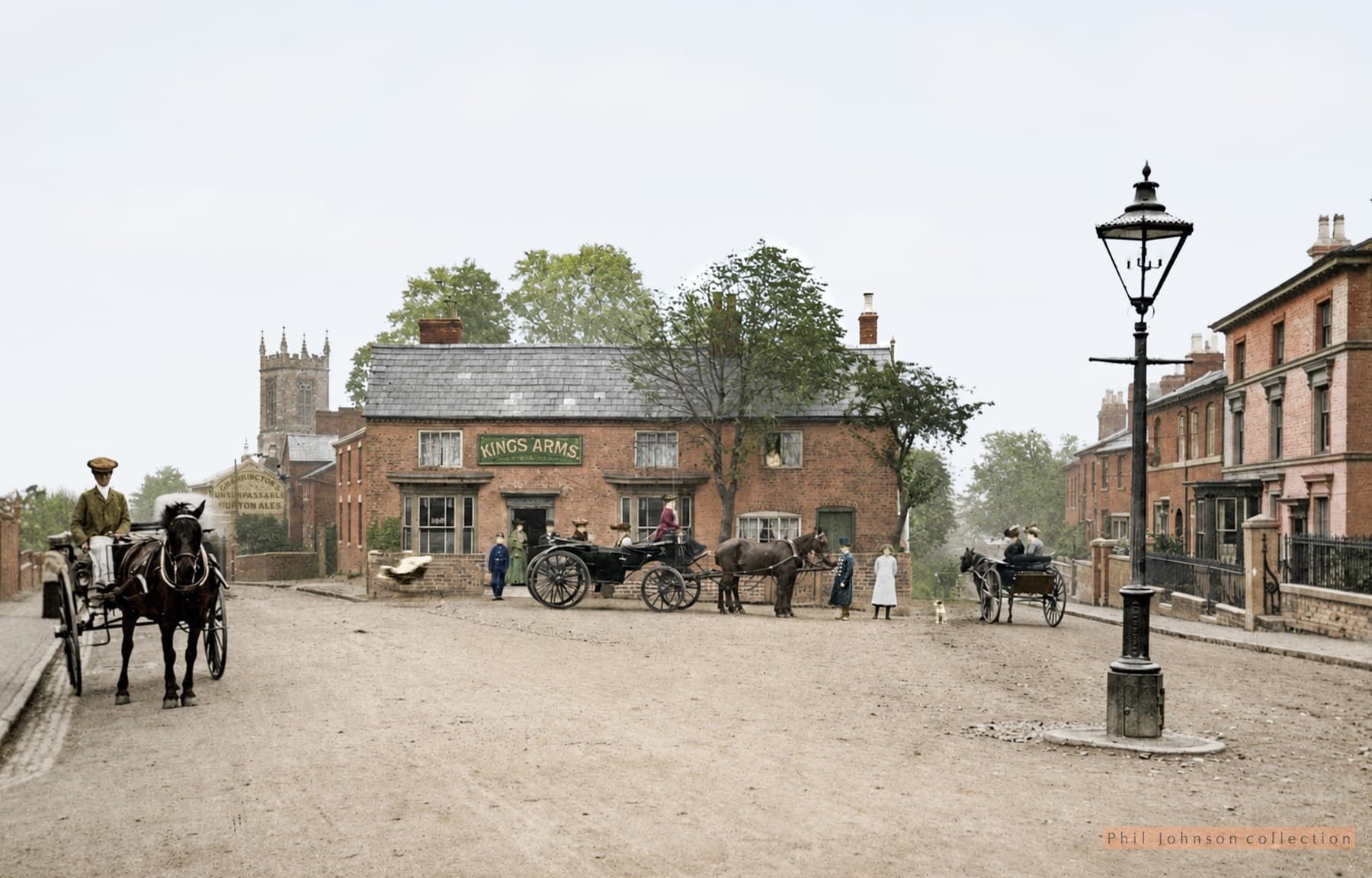 The King's Arms, Redditch, in the early 20th century. Horse-drawn carriages outside, parish church spire in the distance.